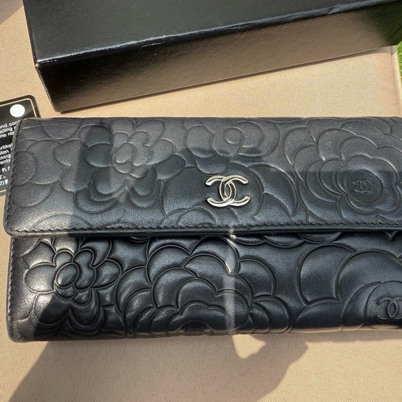 Chanel Black Floral Embossed Women's Bag - Picture 1 of 12